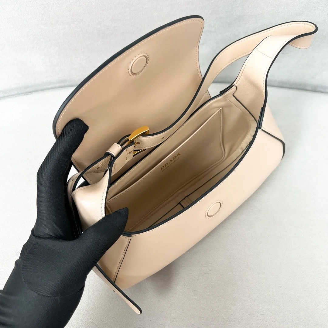 프라다 스몰 레더 숄더백 트래버틴