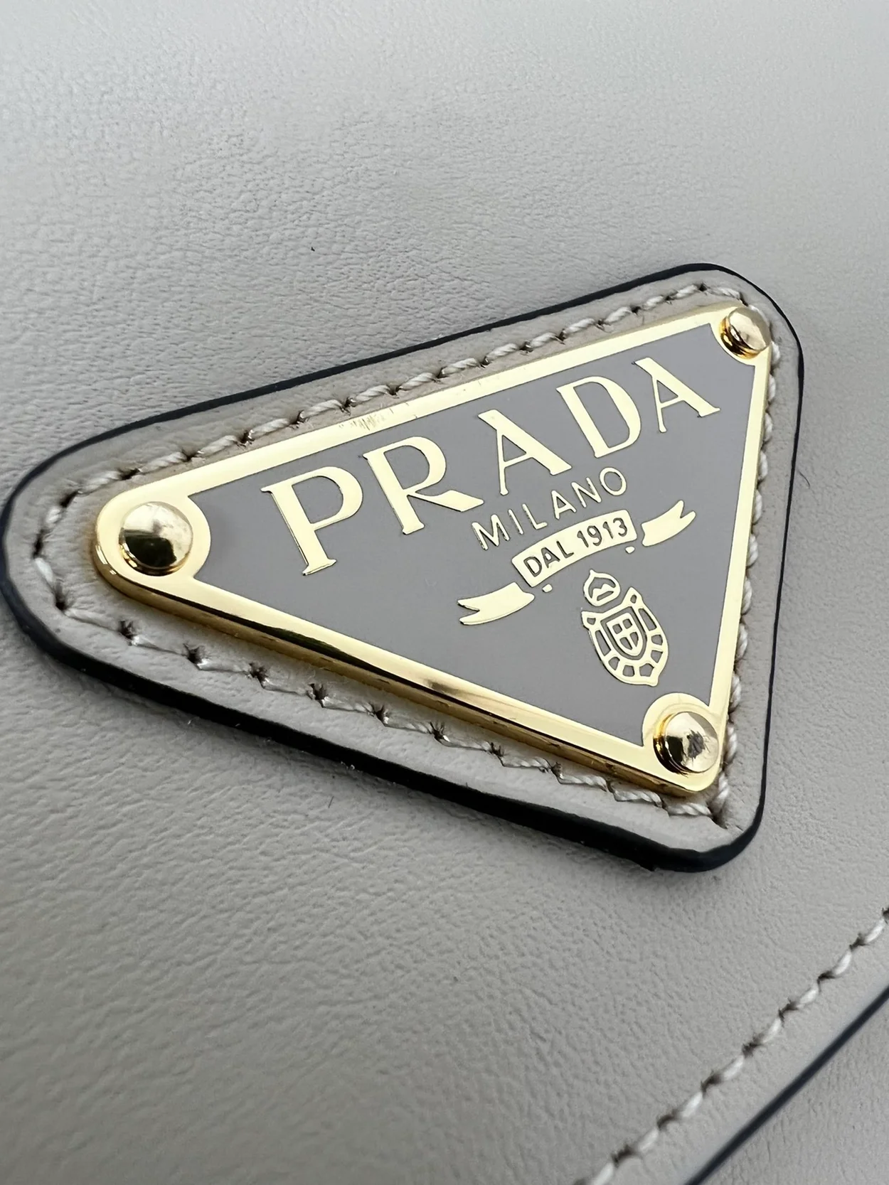 프라다 스몰 레더 숄더백 트래버틴