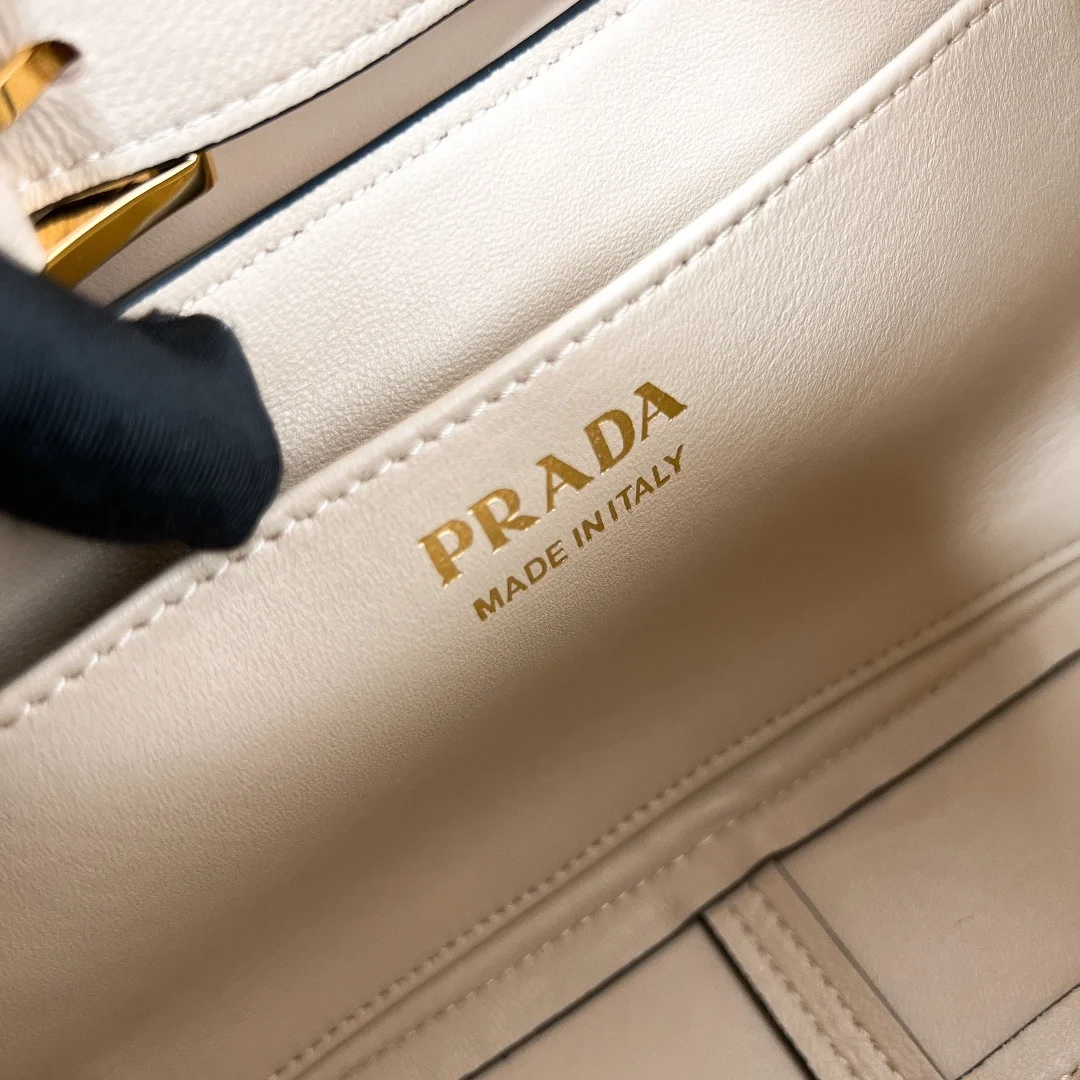 프라다 스몰 레더 숄더백 트래버틴