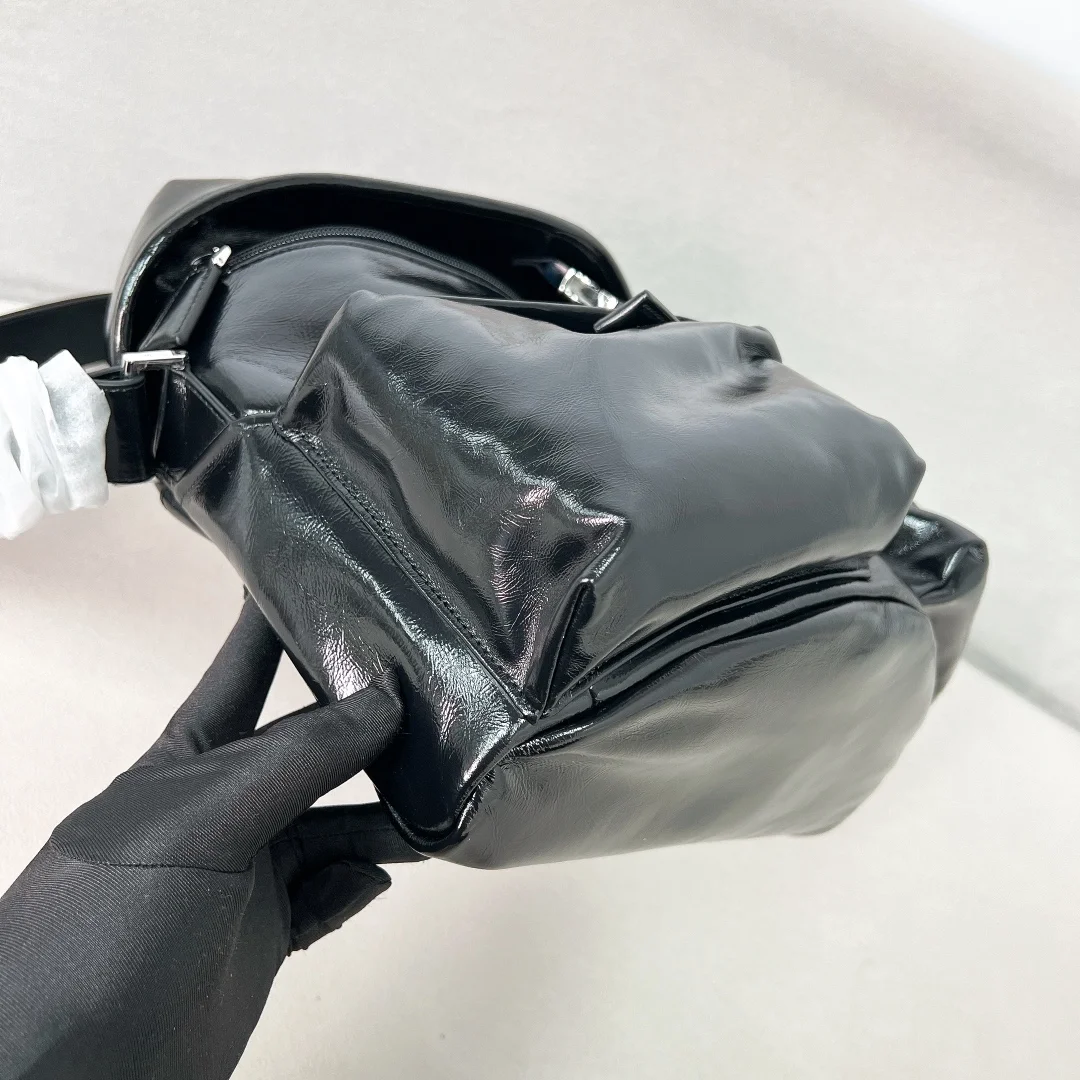 프라다 가죽 숄더백