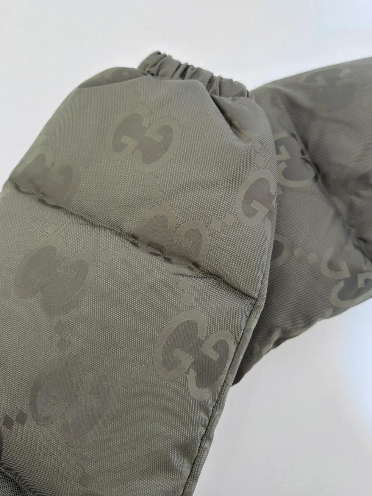 구찌 점보 GG 캔버스 다운 재킷