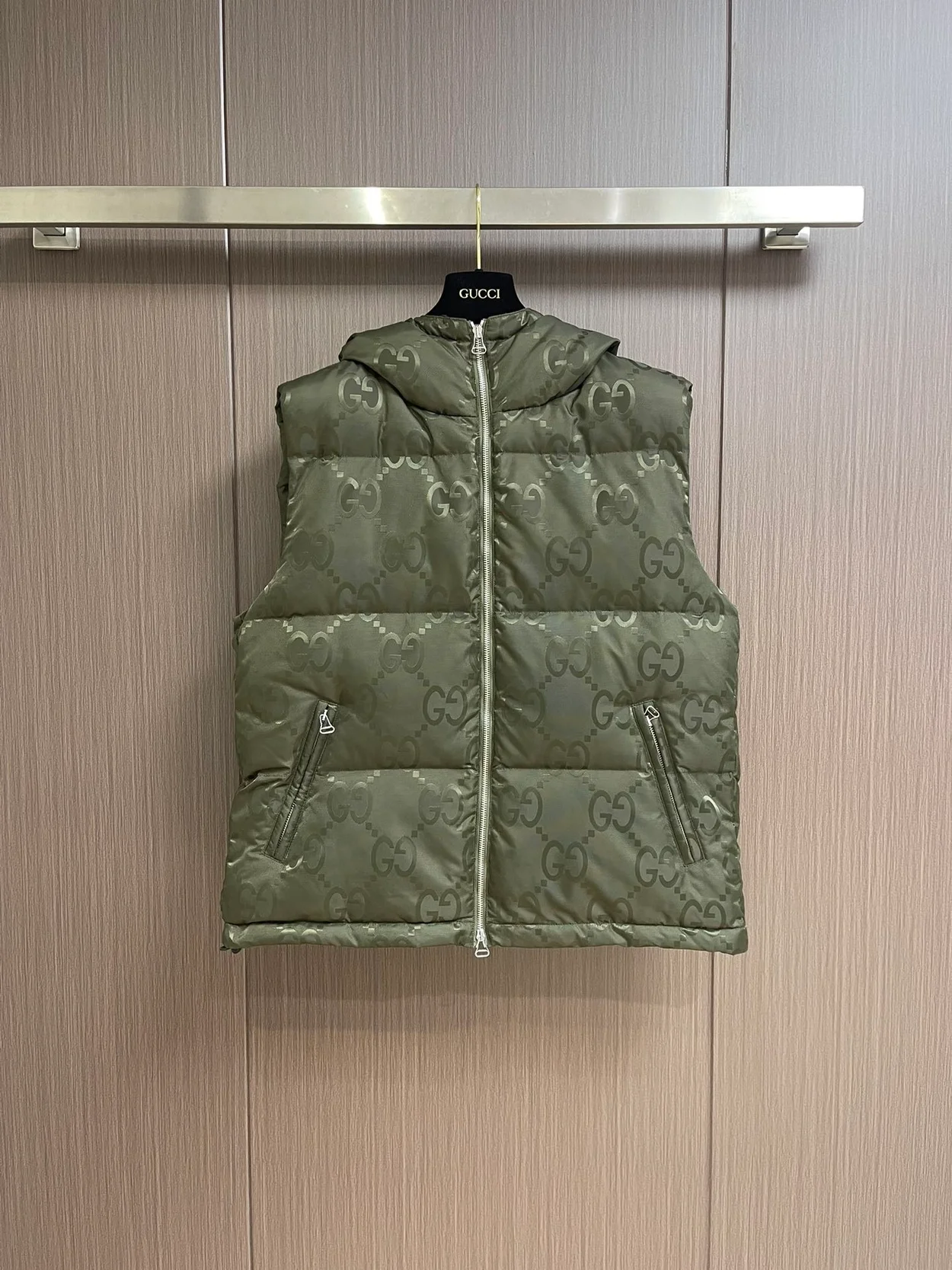 구찌 점보 GG 캔버스 다운 베스트