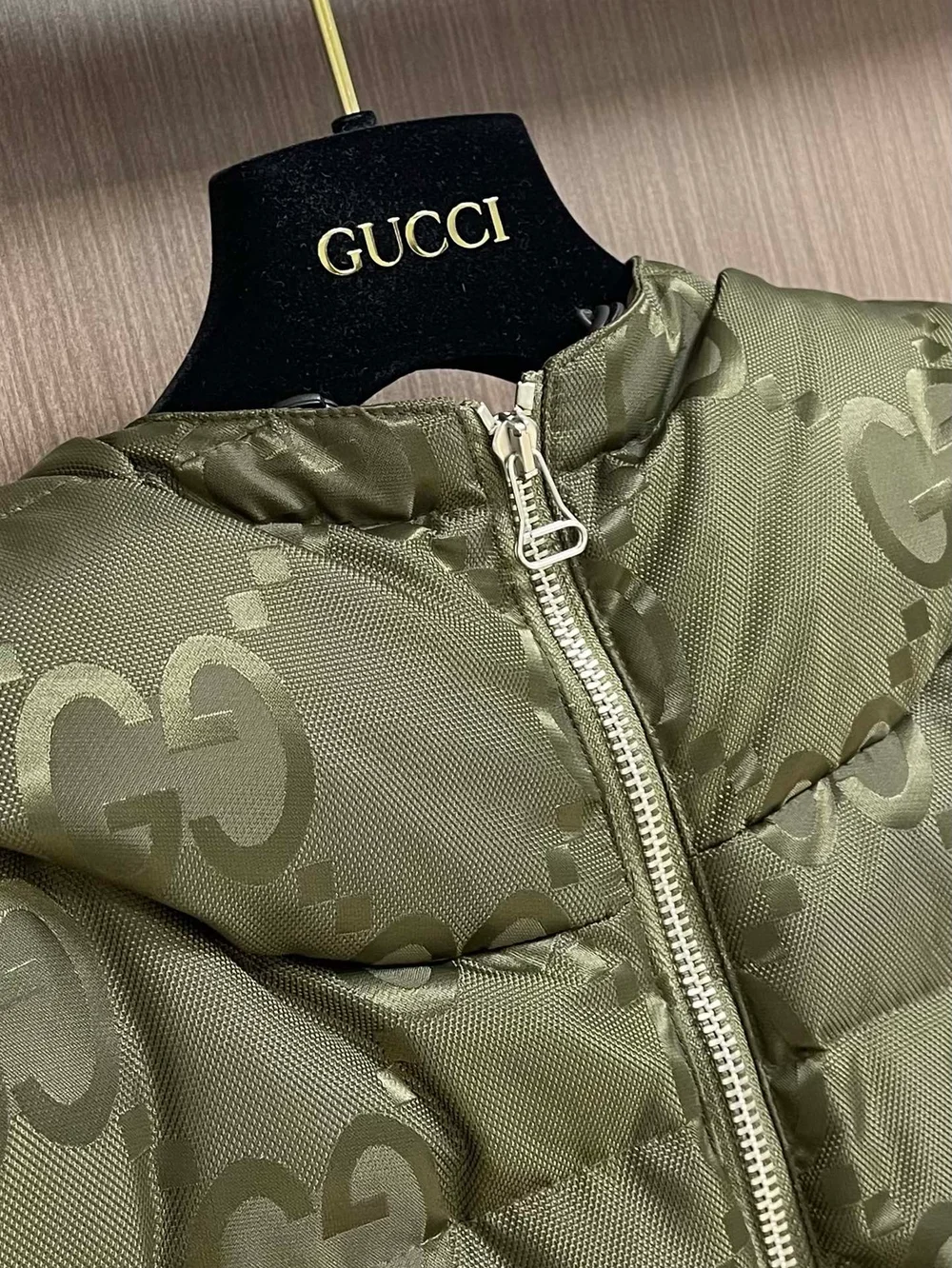 구찌 점보 GG 캔버스 다운 베스트