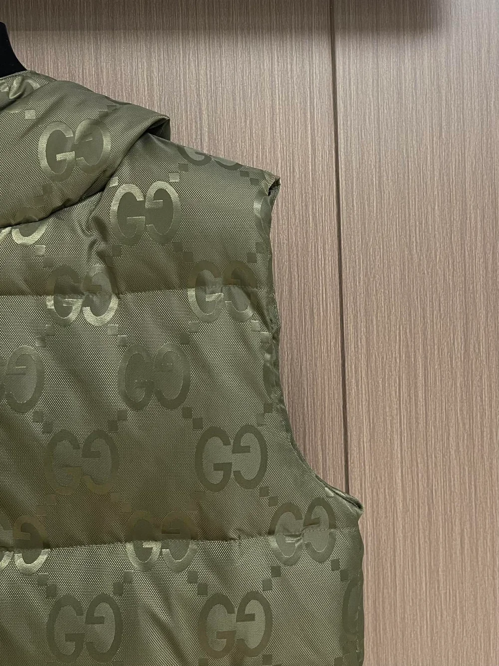 구찌 점보 GG 캔버스 다운 베스트