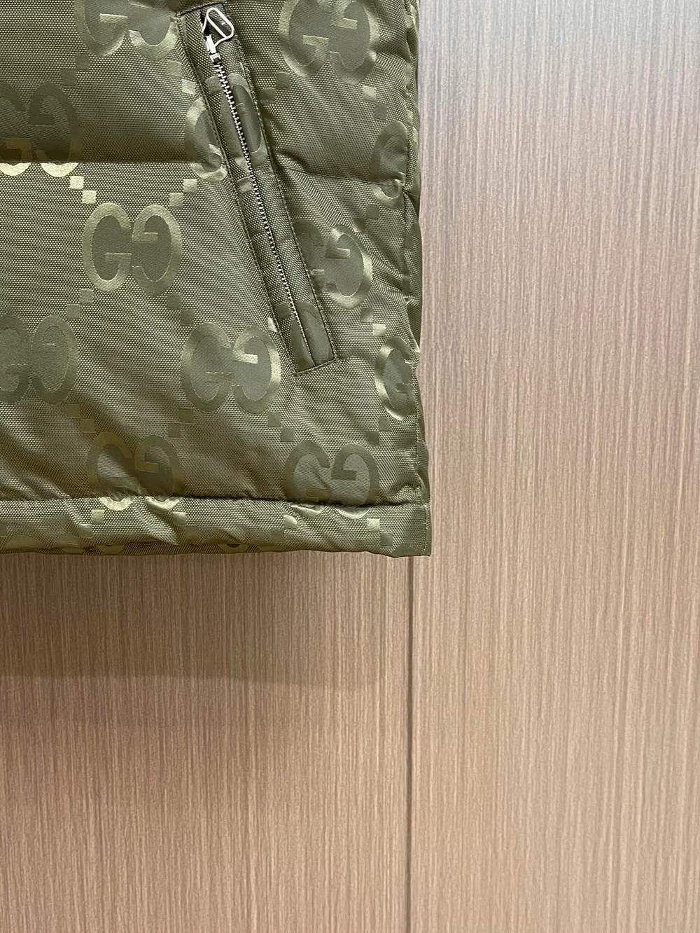 구찌 점보 GG 캔버스 다운 베스트