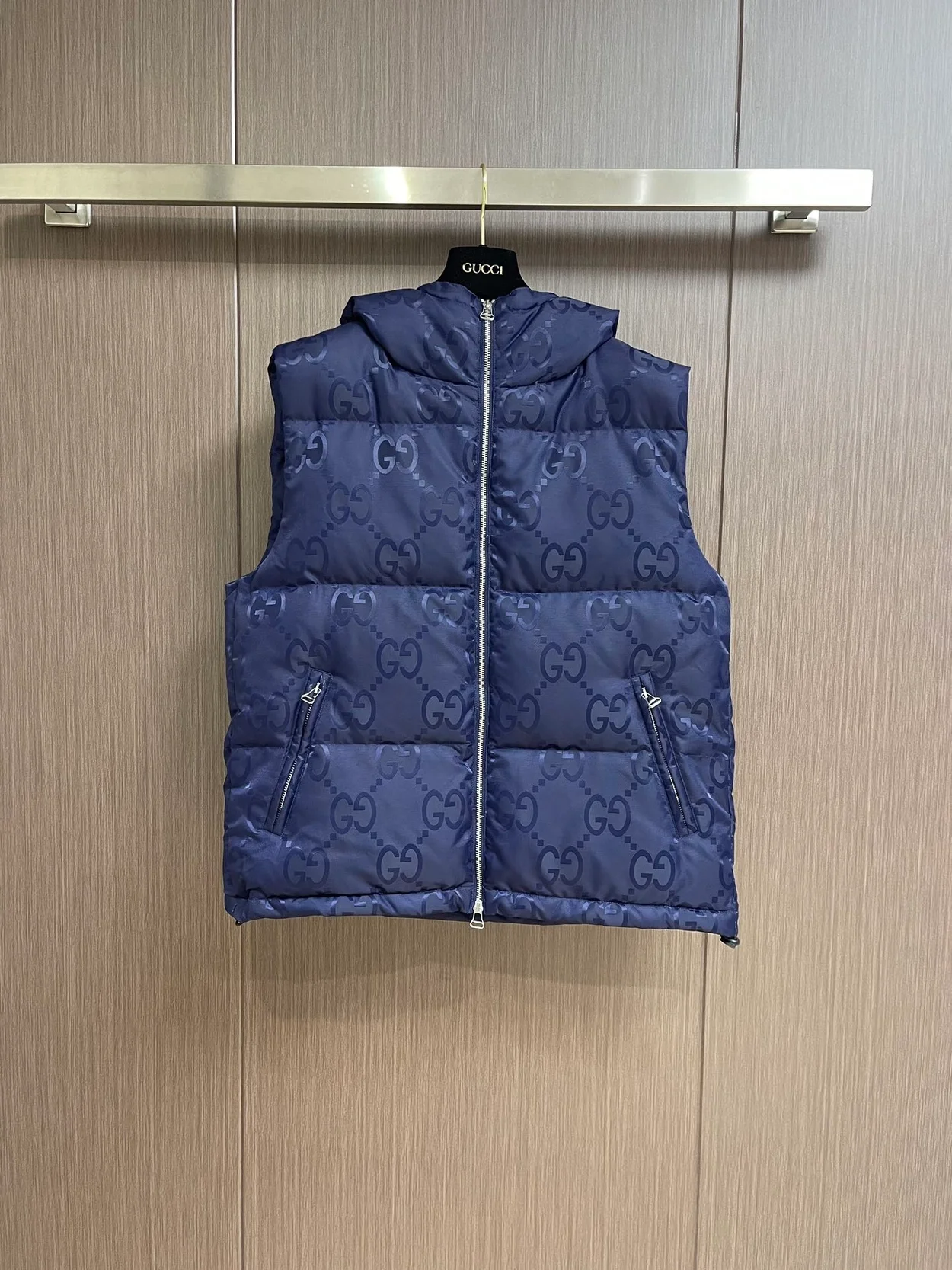 구찌 점보 GG 캔버스 다운 베스트