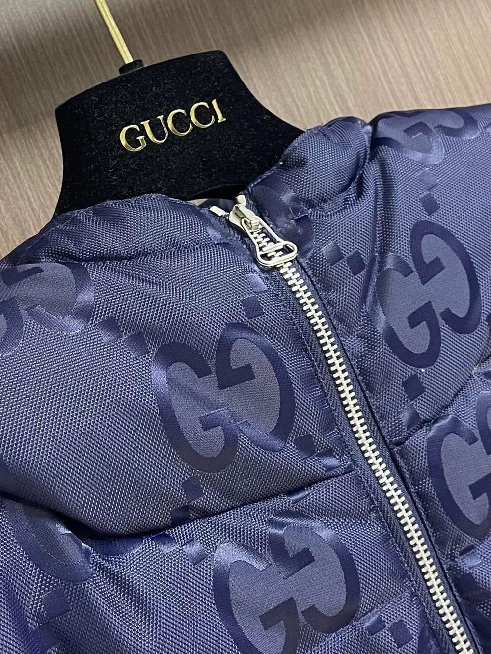 구찌 점보 GG 캔버스 다운 베스트