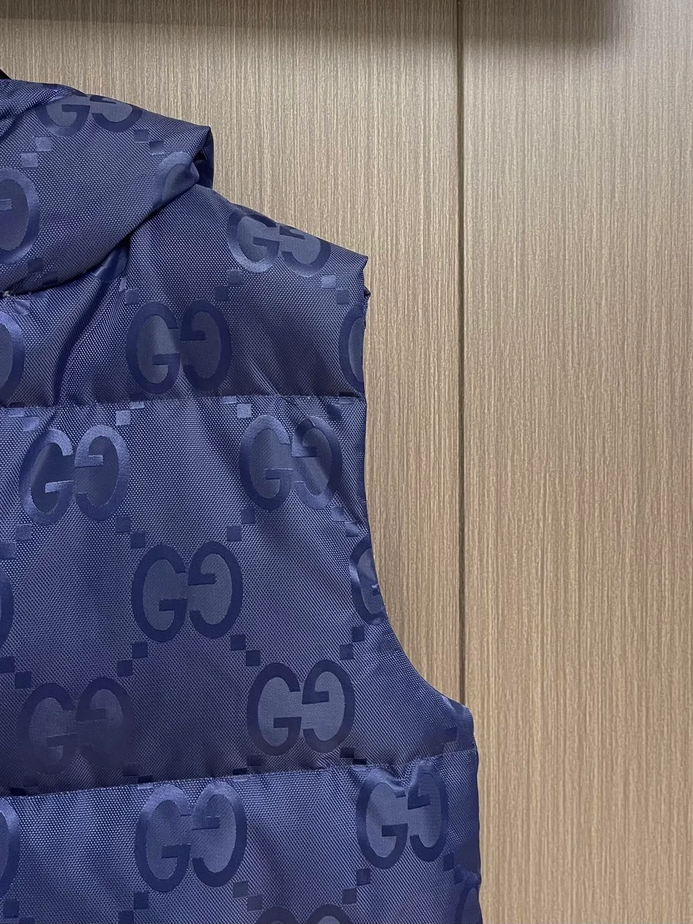 구찌 점보 GG 캔버스 다운 베스트