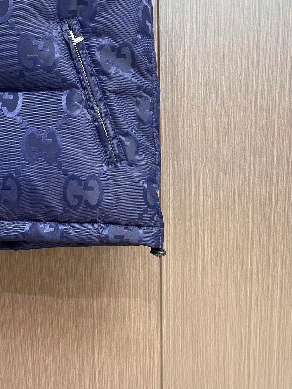 구찌 점보 GG 캔버스 다운 베스트