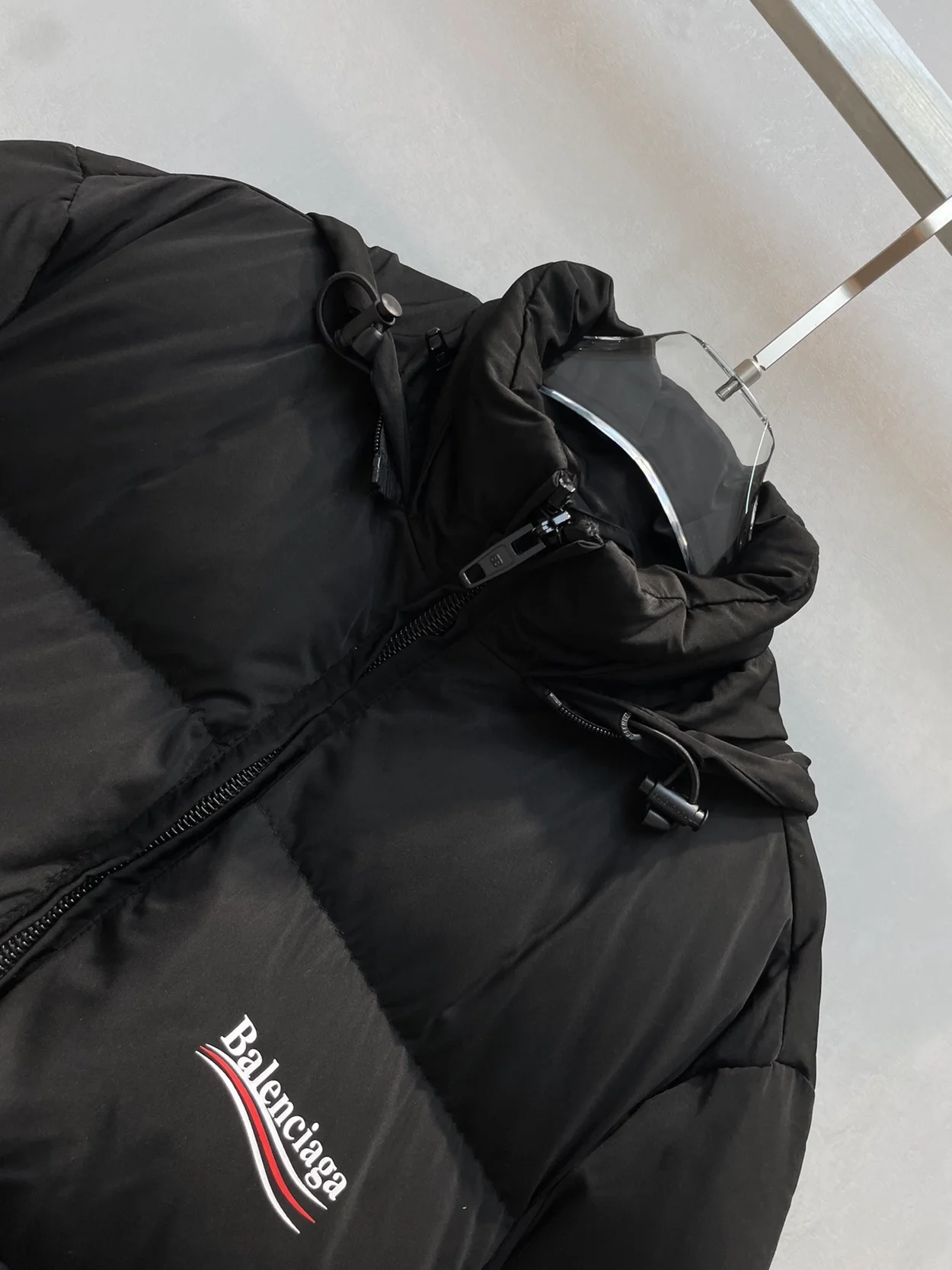 프라다 폴리티컬 캠페인 C-SHAPE 푸퍼 자켓