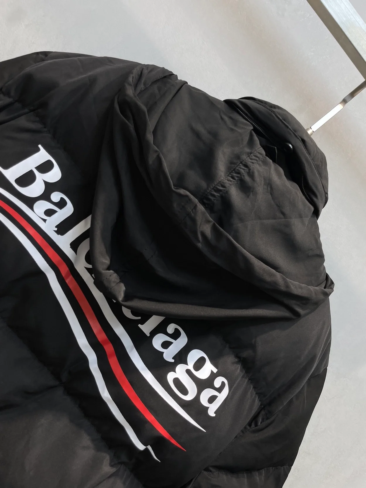 프라다 폴리티컬 캠페인 C-SHAPE 푸퍼 자켓