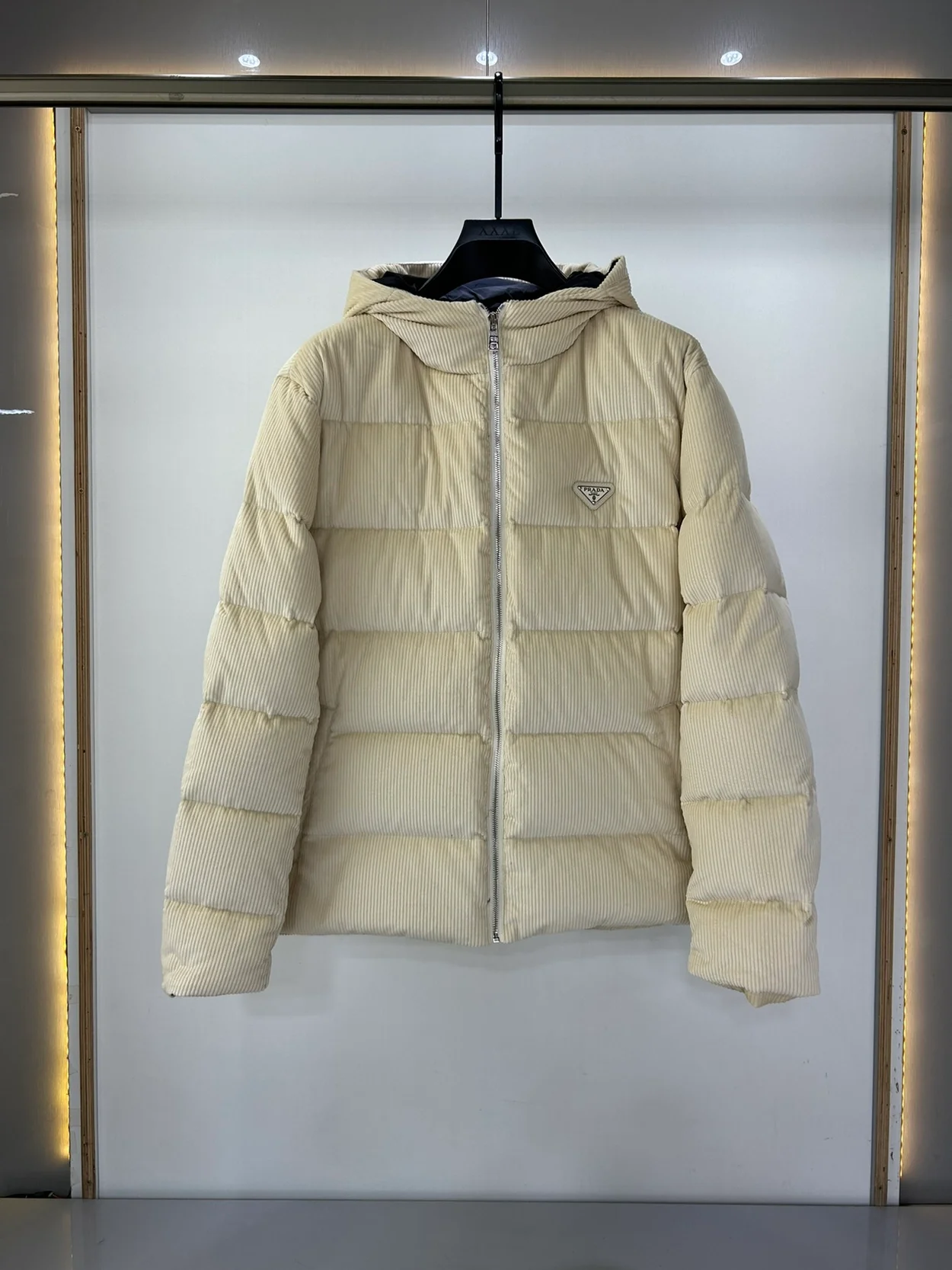 프라다 크롭 코듀로이 다운 자켓