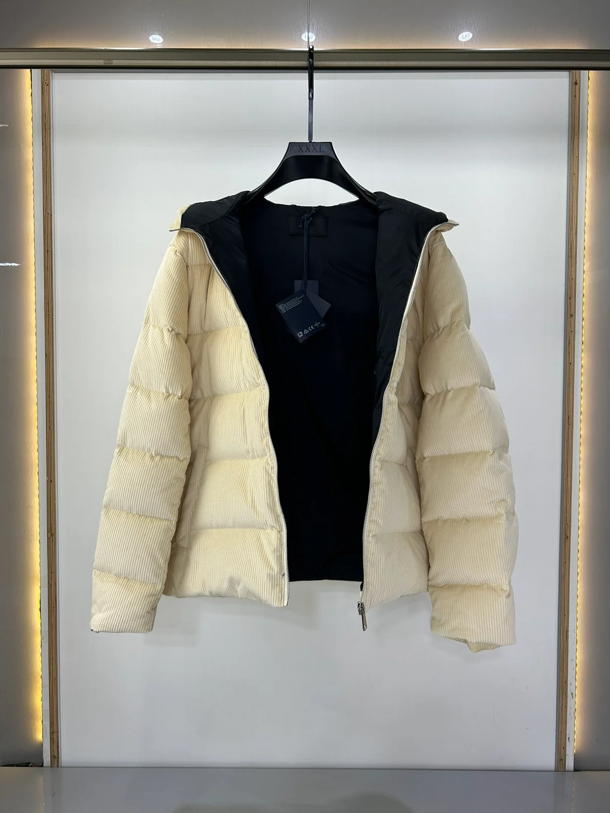 프라다 크롭 코듀로이 다운 자켓