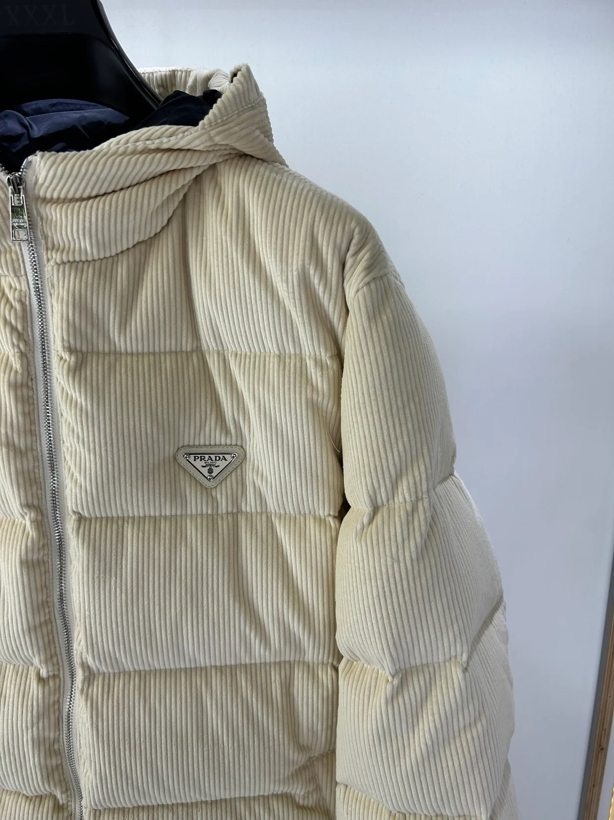프라다 크롭 코듀로이 다운 자켓