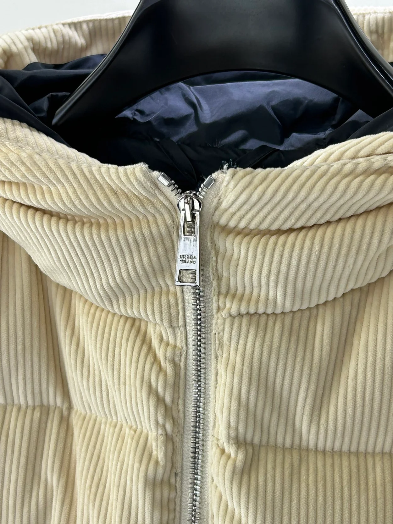 프라다 크롭 코듀로이 다운 자켓