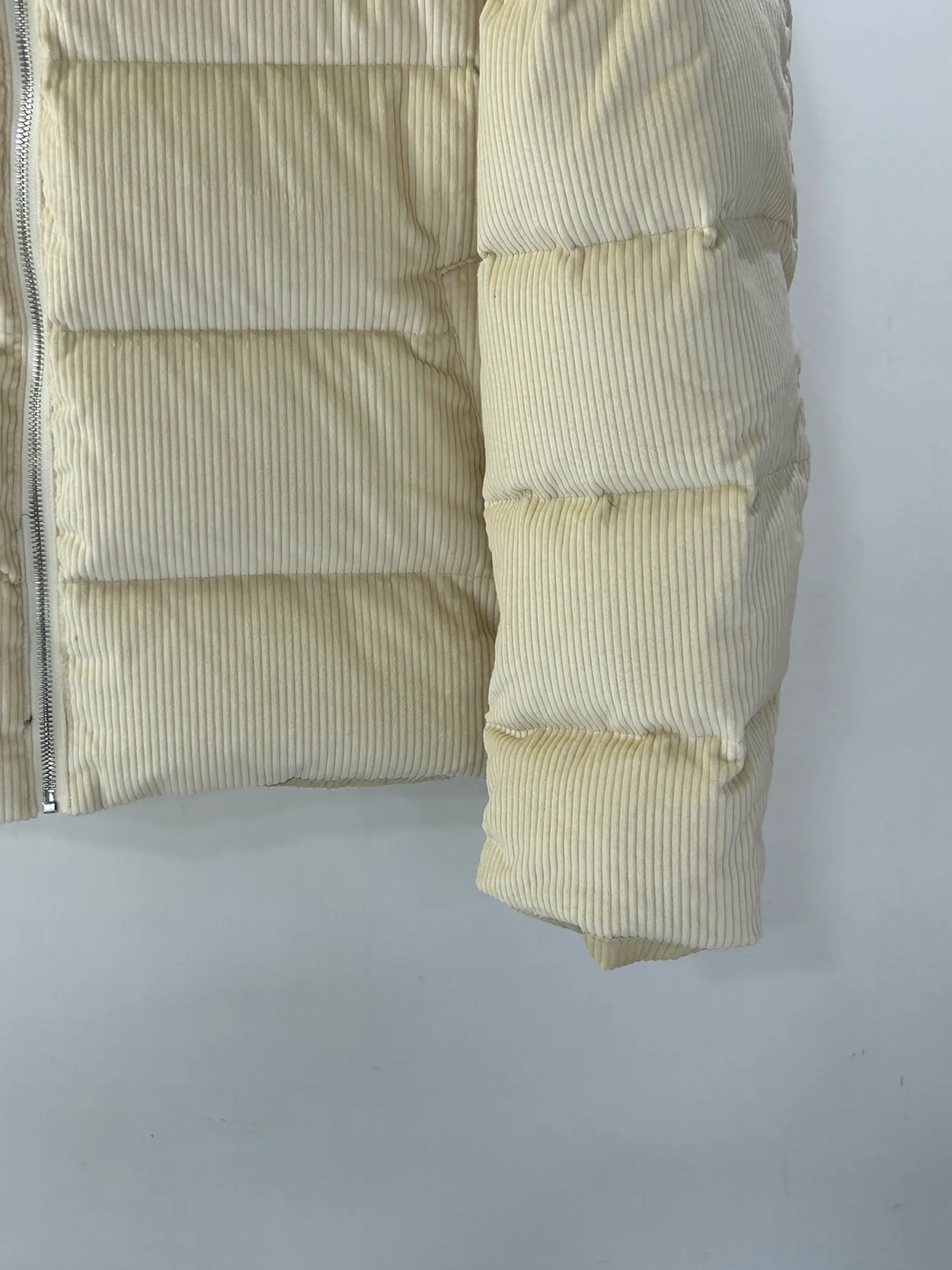 프라다 크롭 코듀로이 다운 자켓