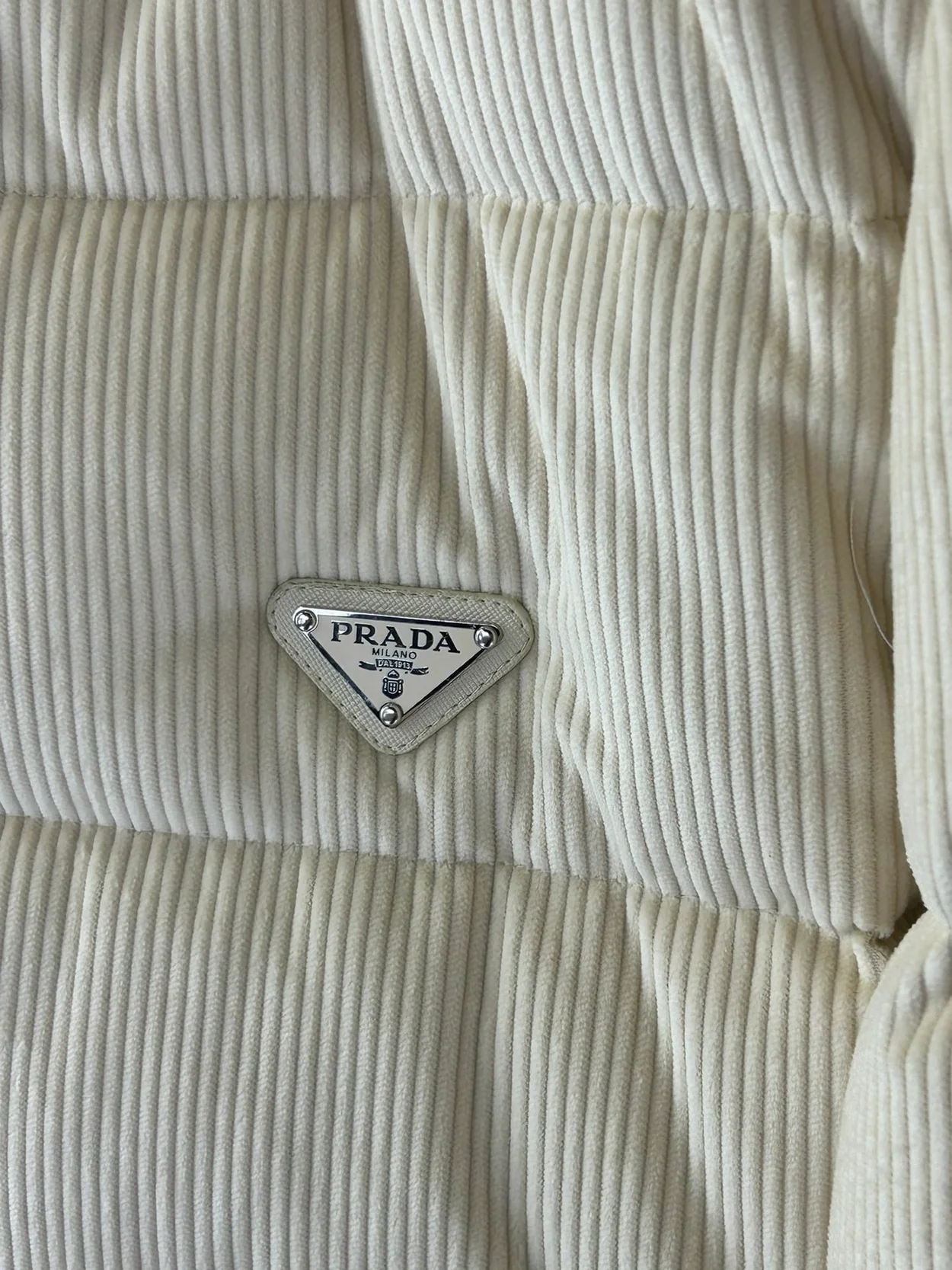 프라다 크롭 코듀로이 다운 자켓