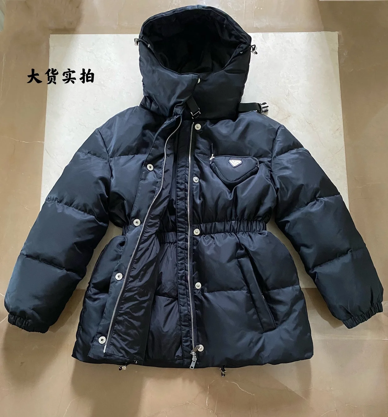 프라다 트라이앵글 파우치 리나일론 다운 자켓