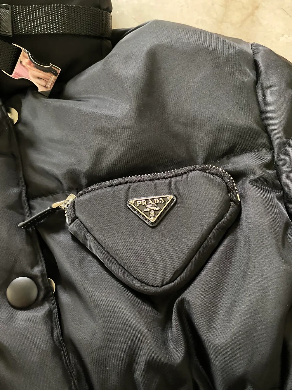 프라다 트라이앵글 파우치 리나일론 다운 자켓