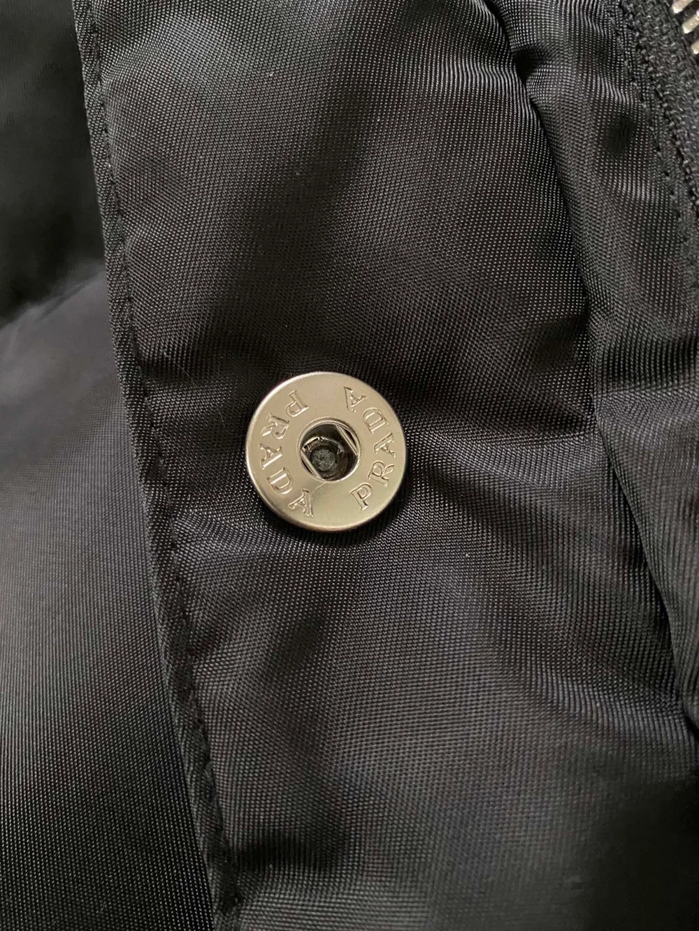 프라다 트라이앵글 파우치 리나일론 다운 자켓