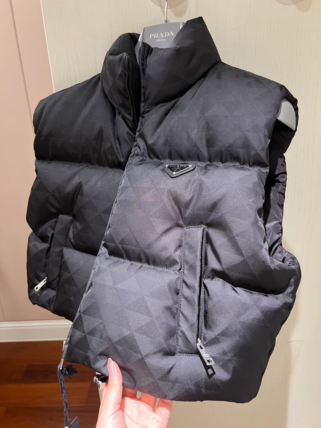 프라다 리나일론 다운 패딩 베스트
