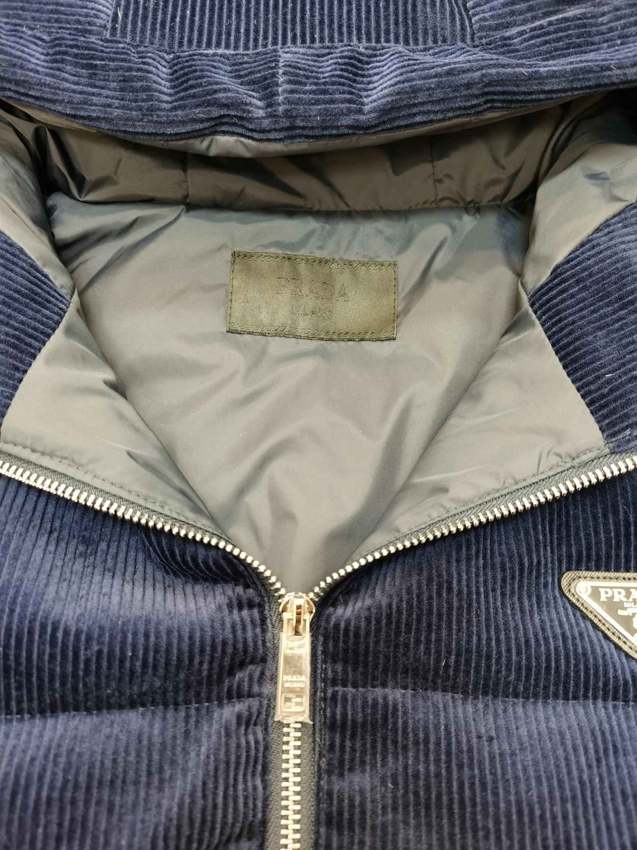 프라다 코듀로이 크롭 다운 자켓