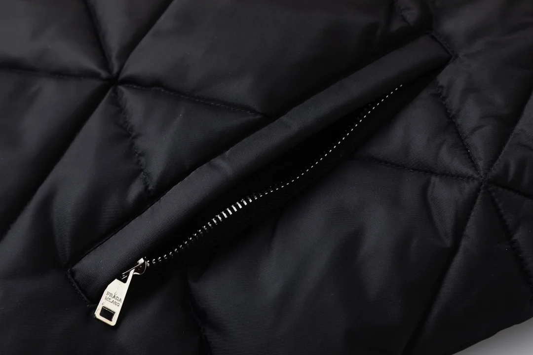 프라다 리나일론 다운 베스트