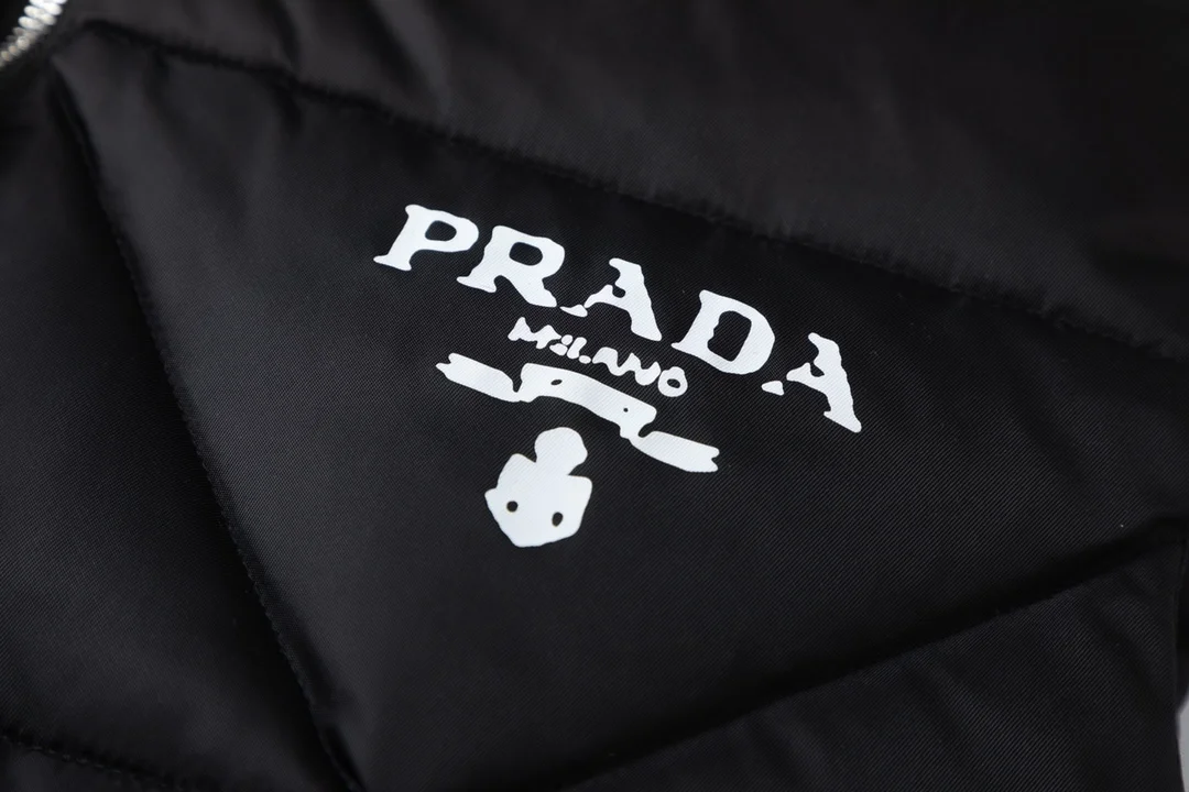 프라다 리나일론 다운 베스트