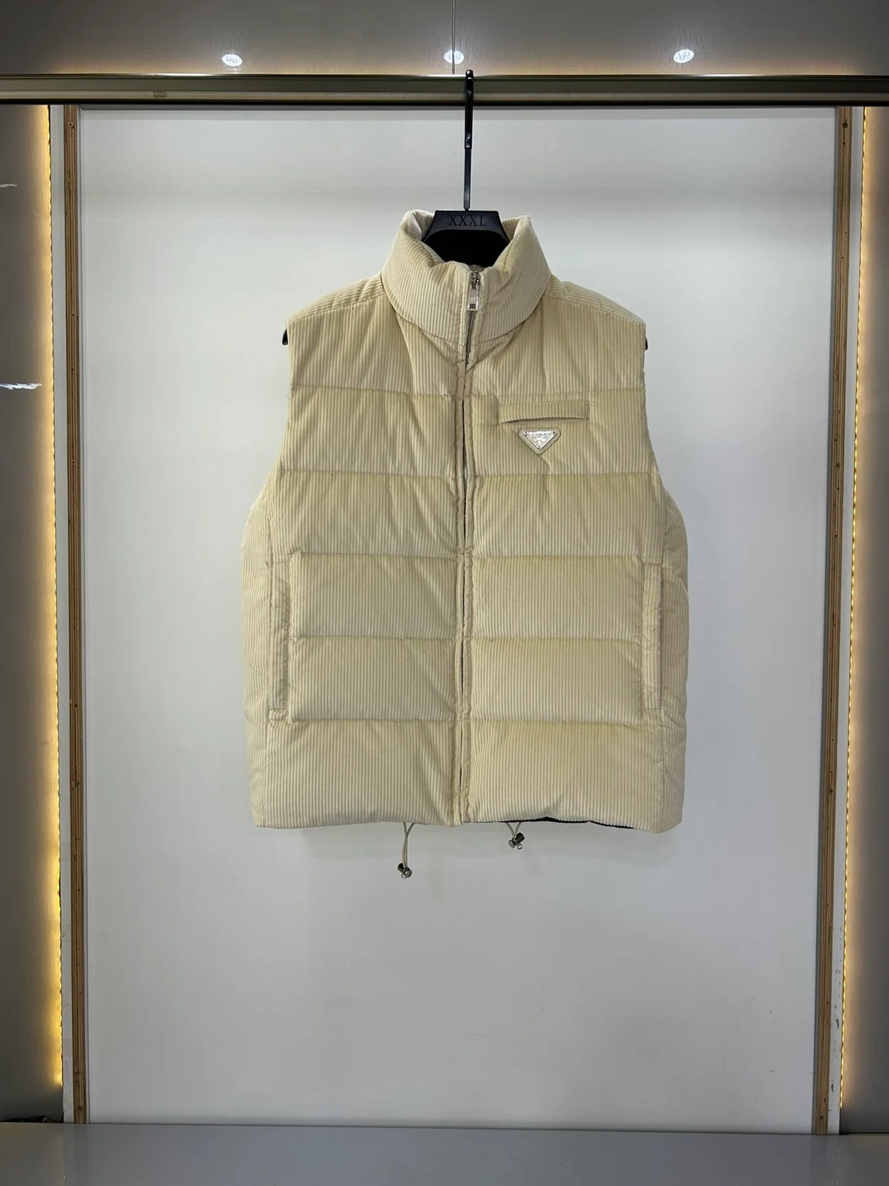 프라다 코듀로이 패딩 베스트