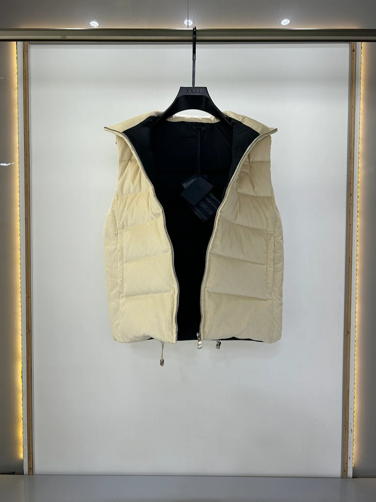 프라다 코듀로이 패딩 베스트