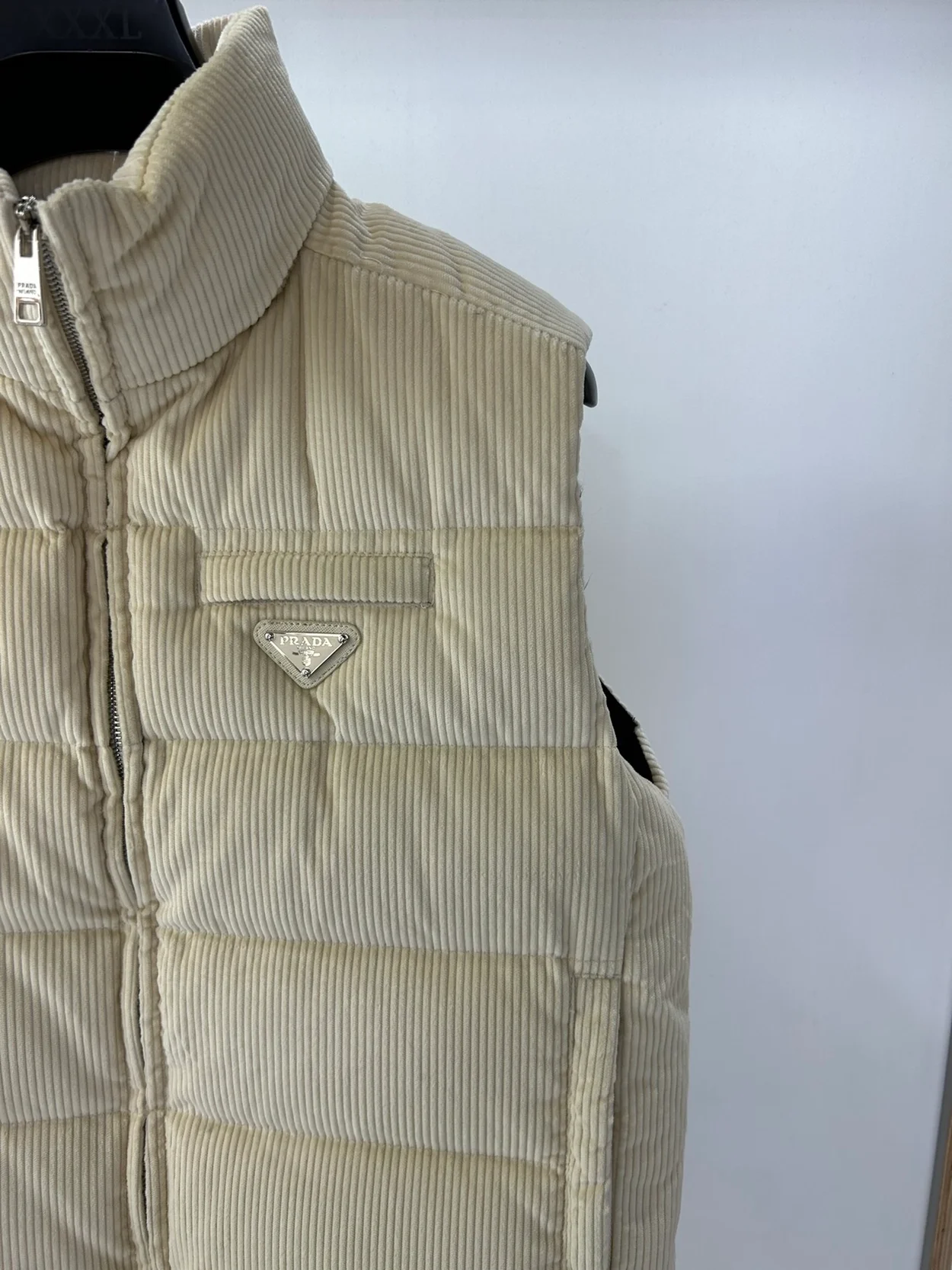 프라다 코듀로이 패딩 베스트