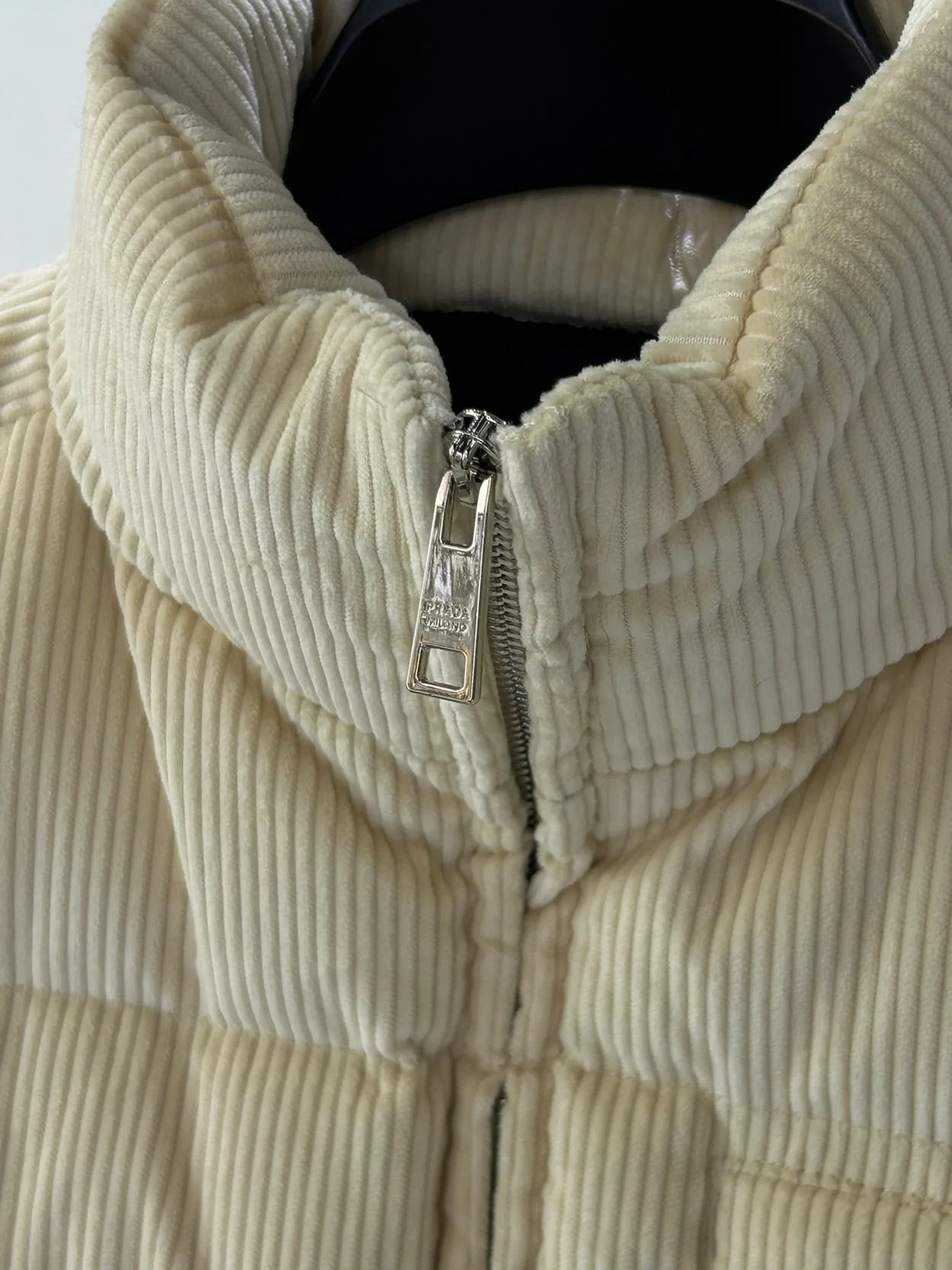 프라다 코듀로이 패딩 베스트