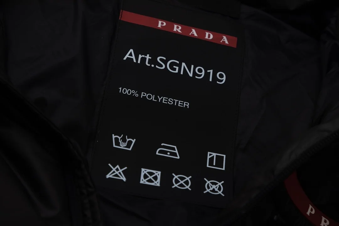 프라다 테크니컬 패딩 코트