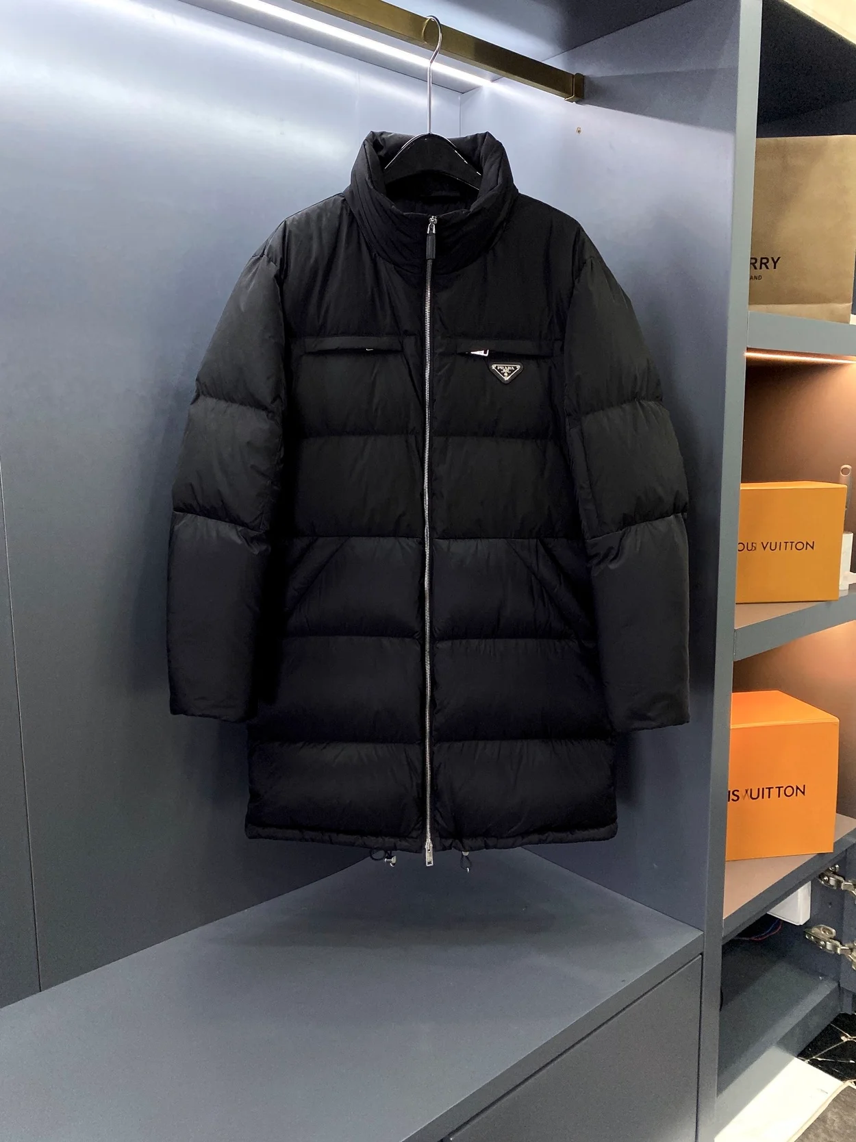 프라다 테크니컬 패브릭 다운 패딩