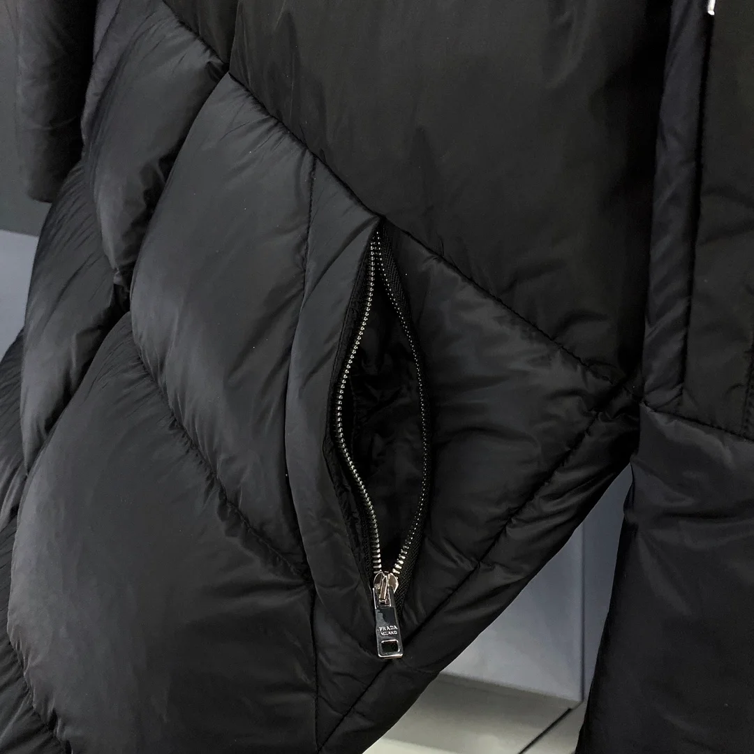 프라다 테크니컬 패브릭 다운 패딩
