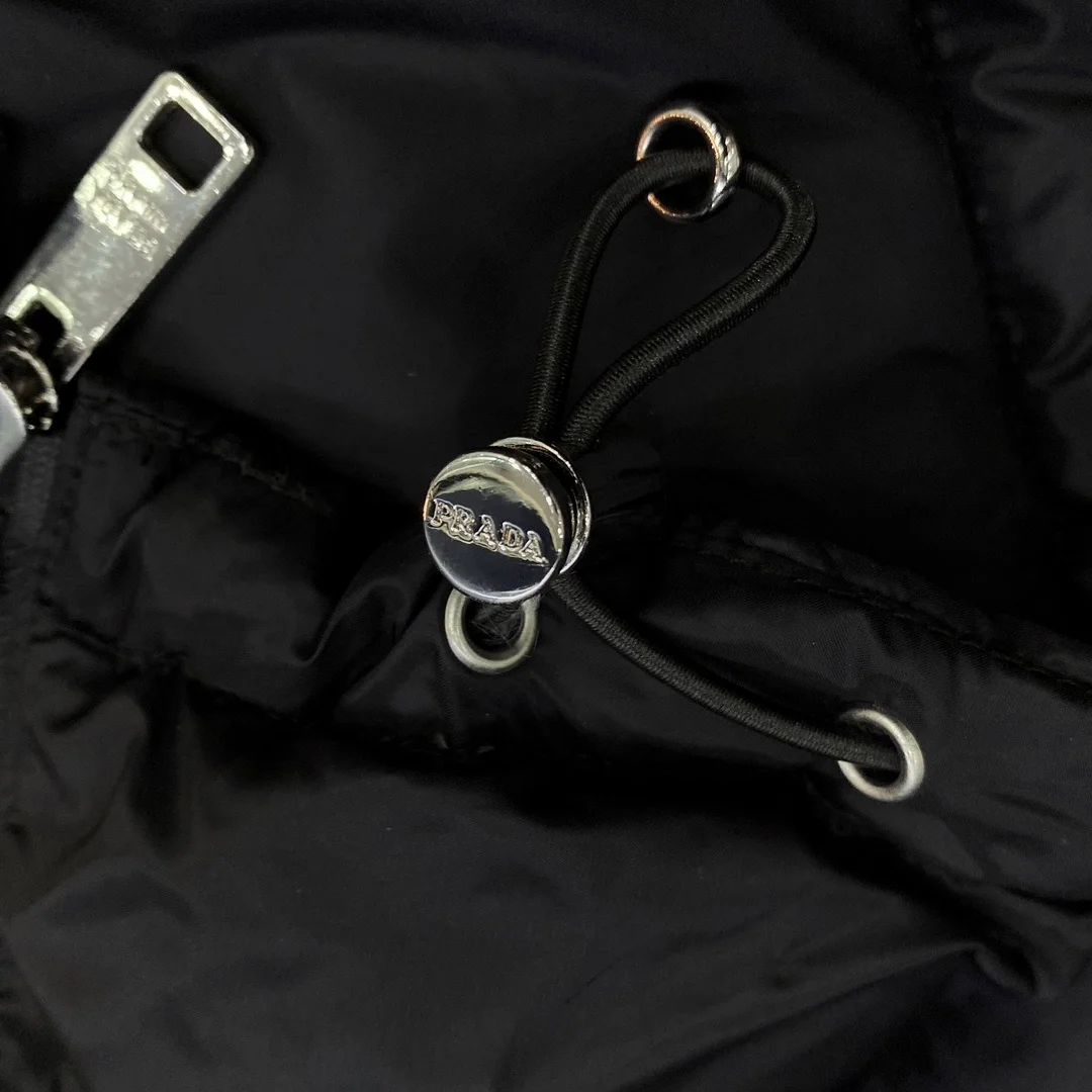 프라다 테크니컬 패브릭 다운 패딩