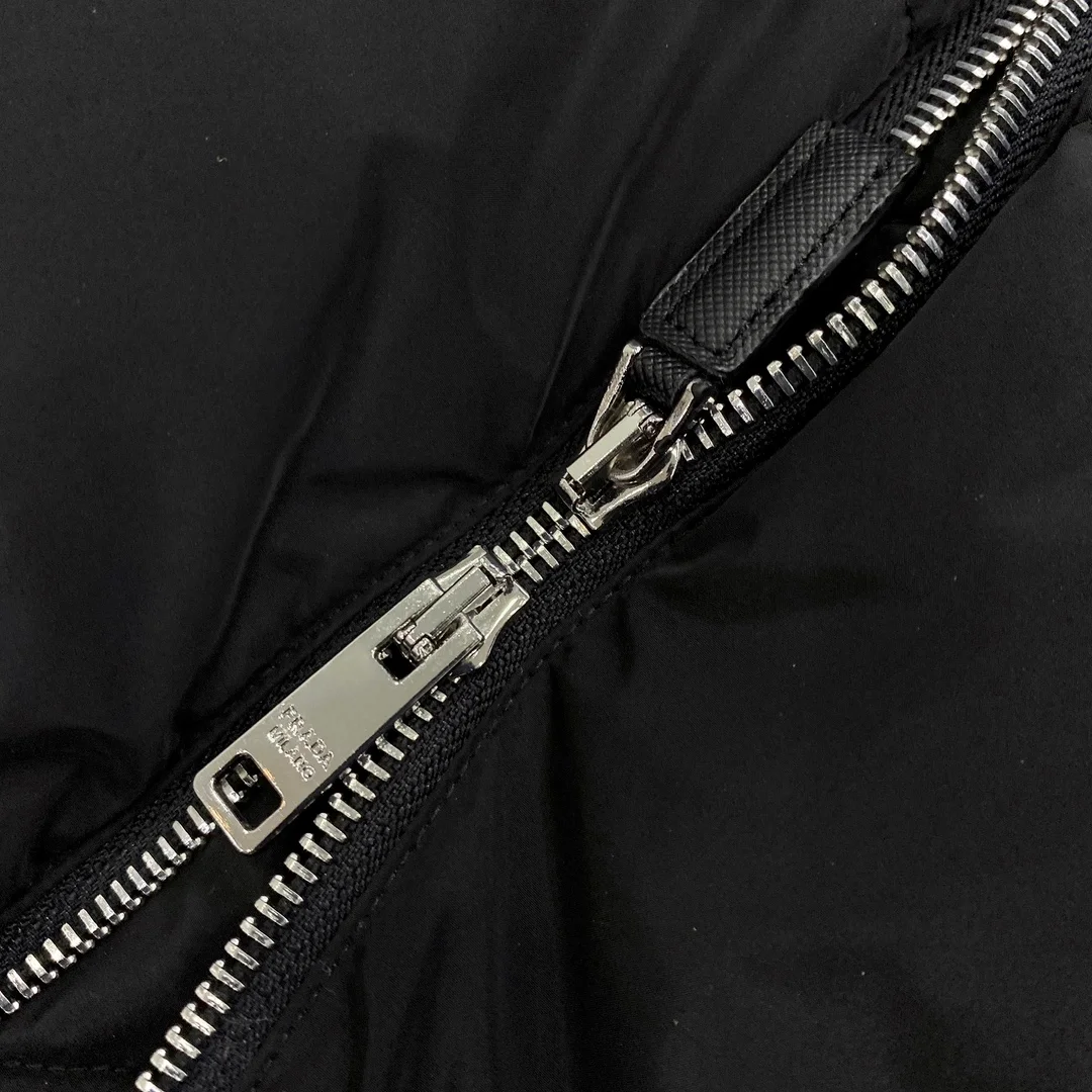 프라다 테크니컬 패브릭 다운 패딩