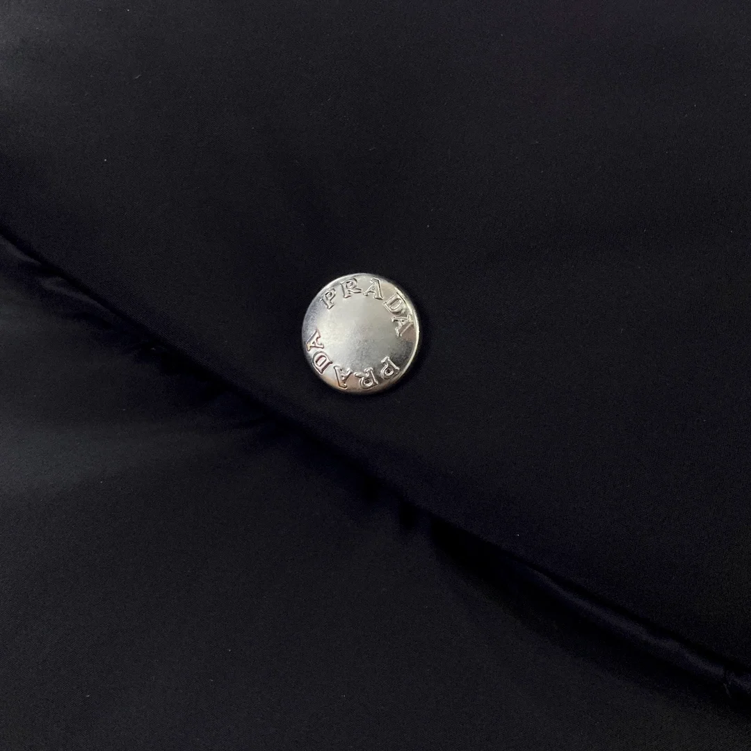 프라다 테크니컬 패브릭 다운 패딩