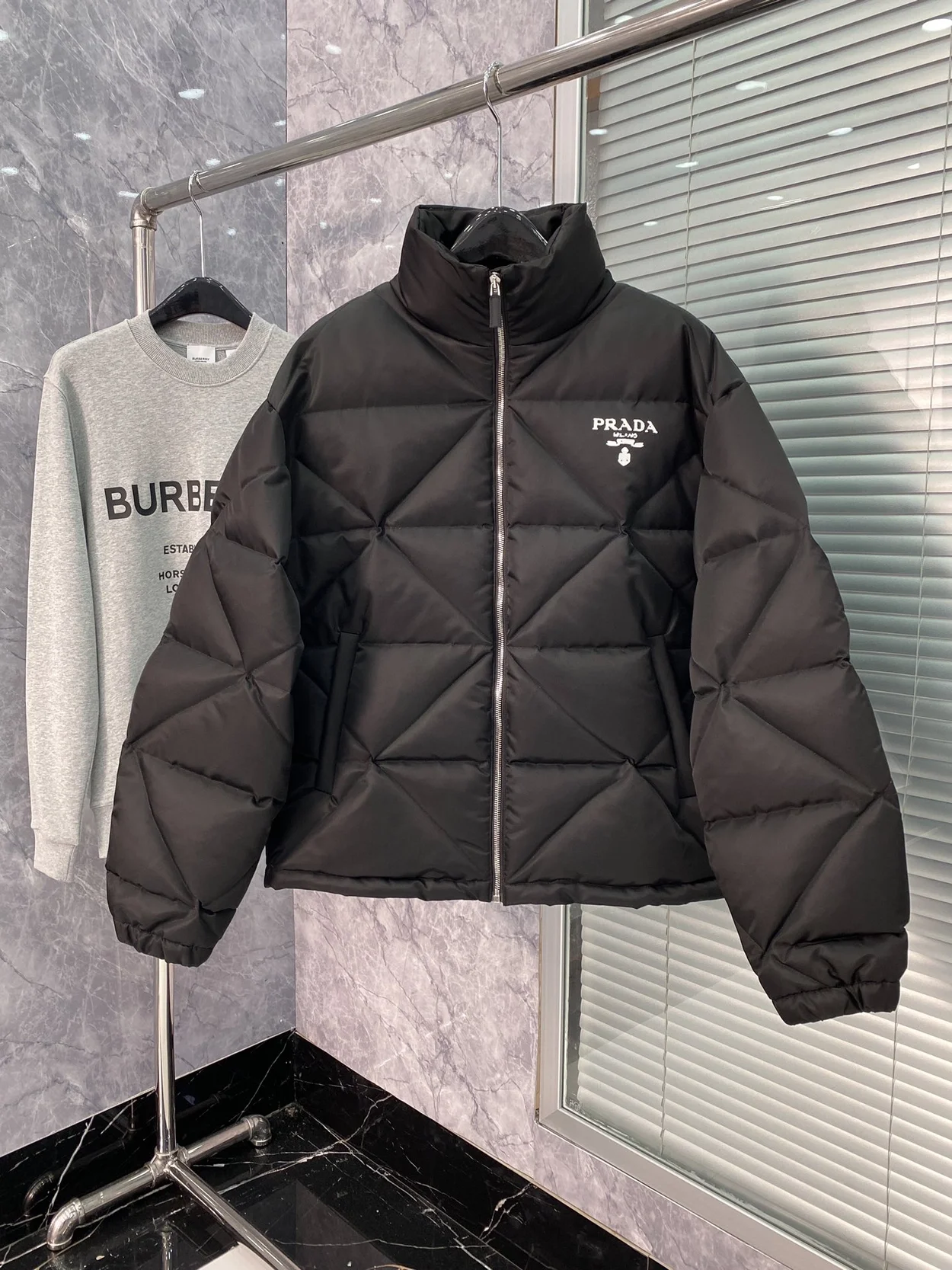 프라다 리나일론 다운 자켓 블랙