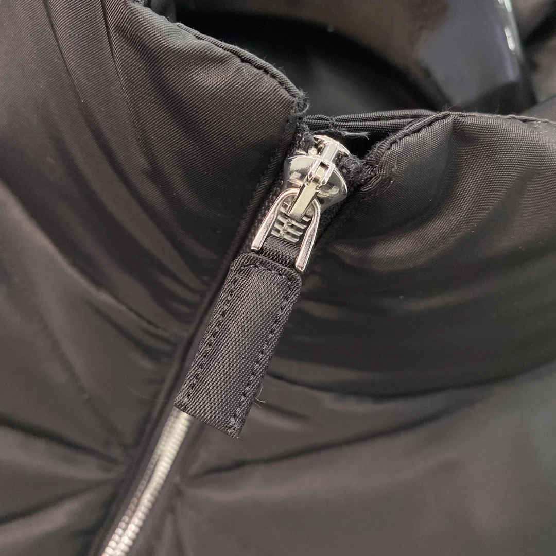 프라다 리나일론 다운 자켓 블랙