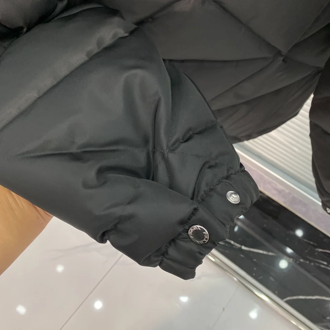 프라다 리나일론 다운 자켓 블랙