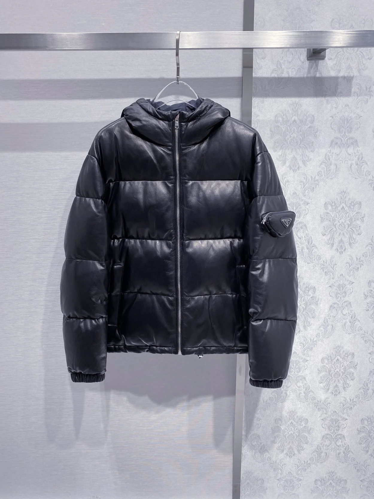 프라다 가죽 레더 다운 패딩