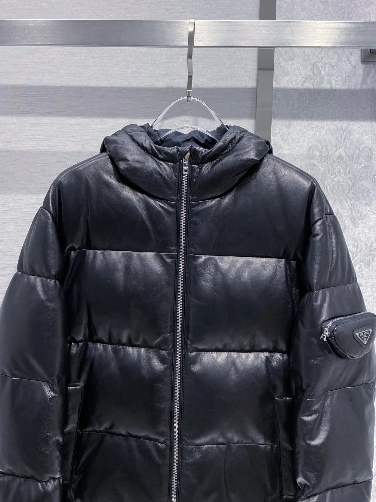 프라다 가죽 레더 다운 패딩