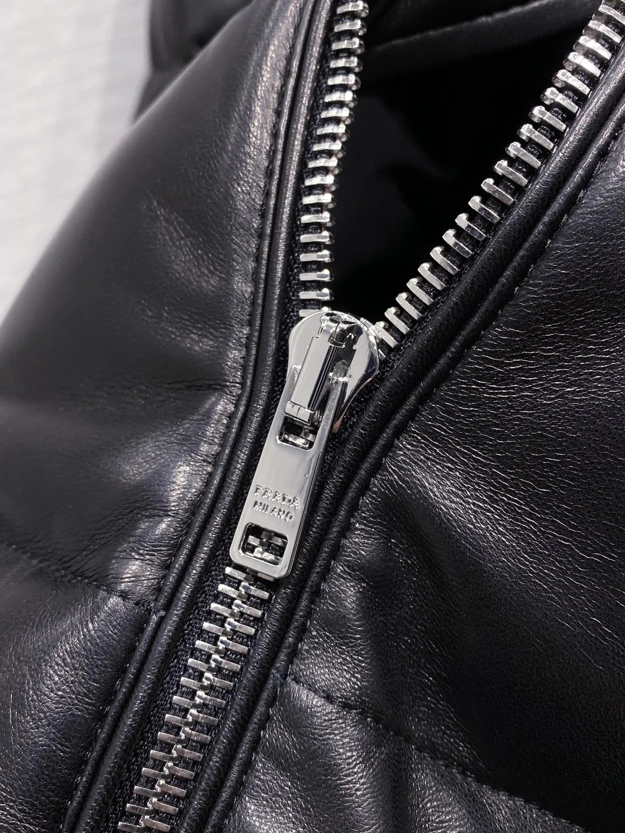 프라다 가죽 레더 다운 패딩