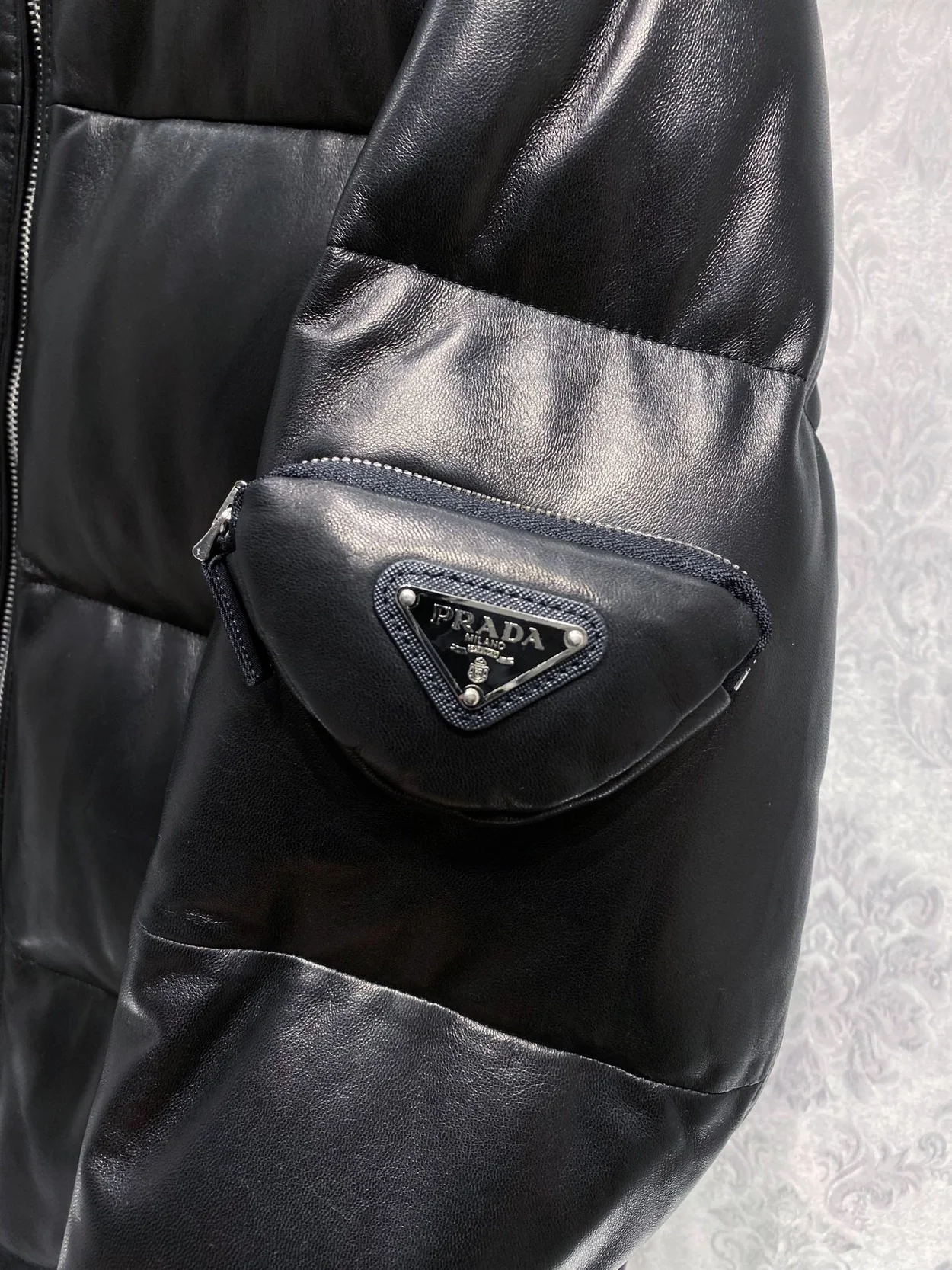 프라다 가죽 레더 다운 패딩