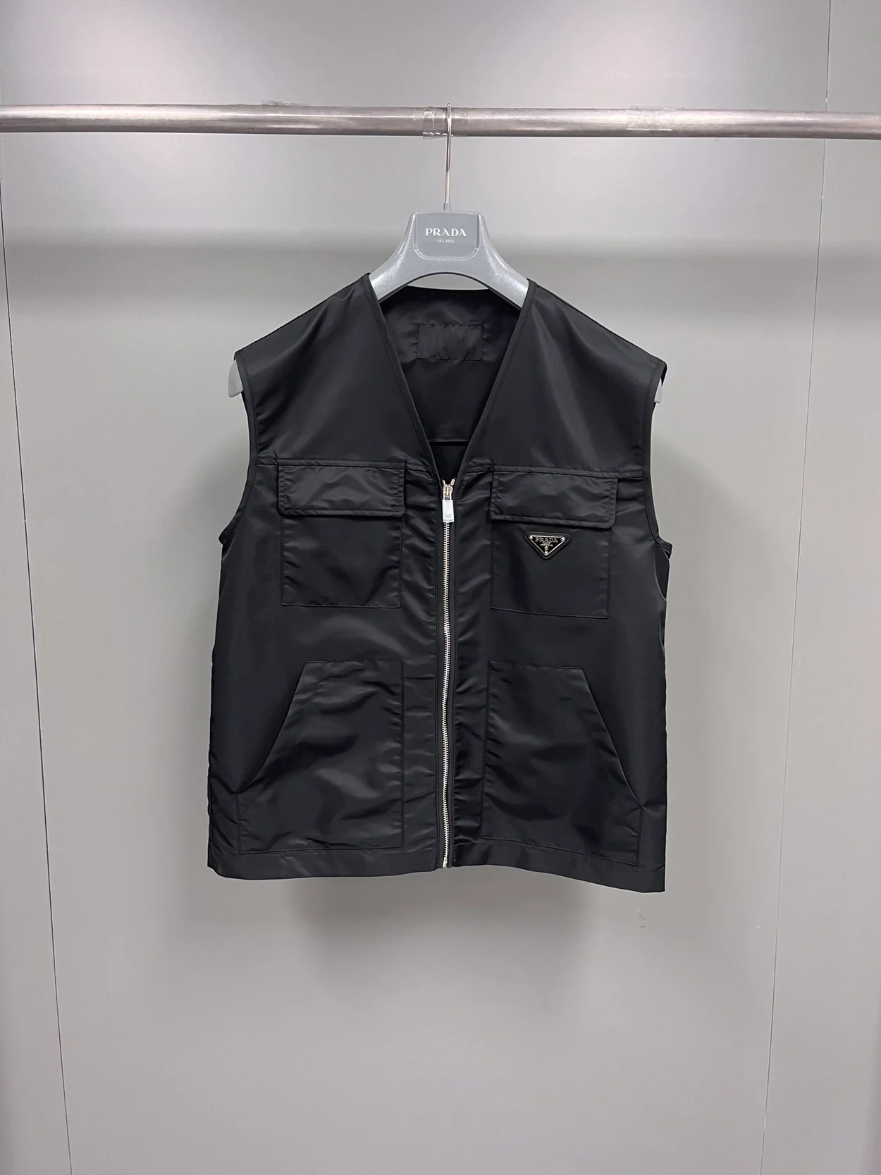 프라다 리나일론 캐주얼 베스트