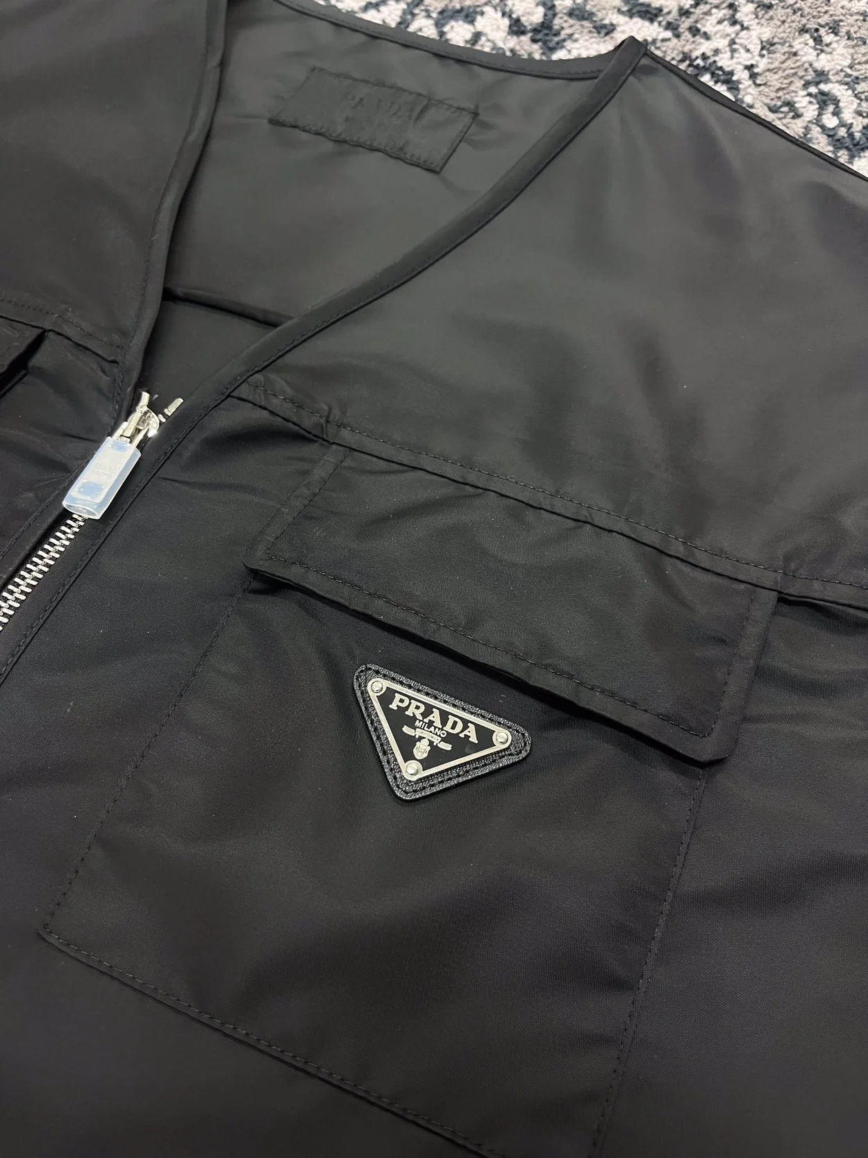 프라다 리나일론 캐주얼 베스트