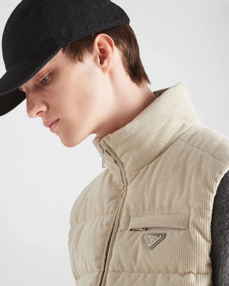 프라다 크롭 코듀로이 다운 패딩 베스트