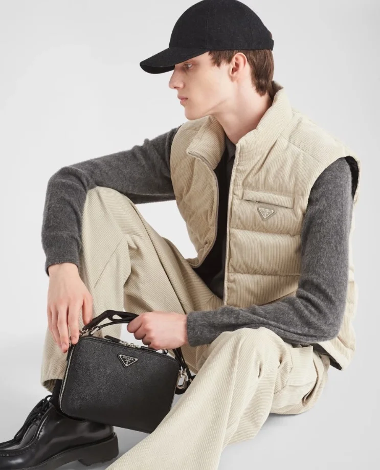 프라다 크롭 코듀로이 다운 패딩 베스트