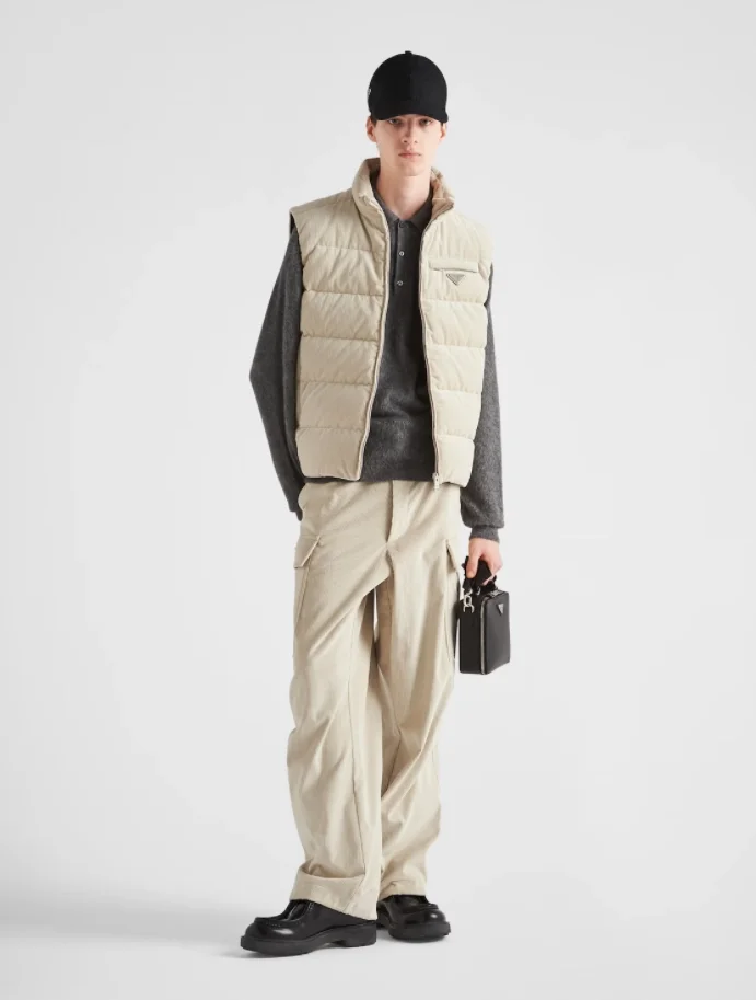 프라다 크롭 코듀로이 다운 패딩 베스트